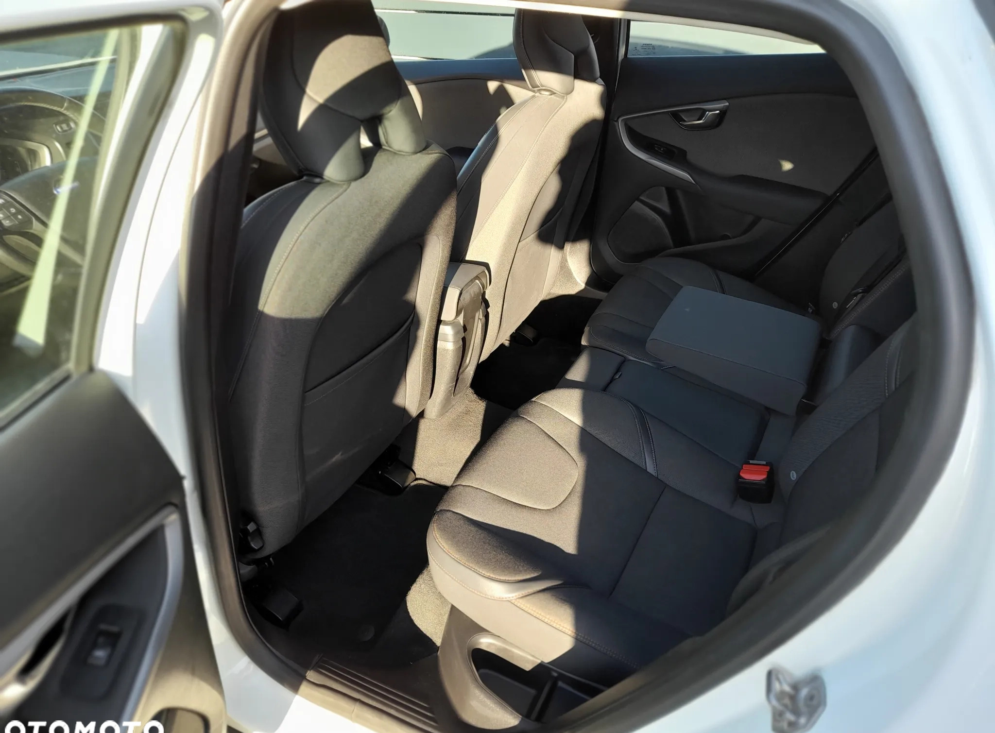 Volvo V40 cena 44900 przebieg: 158000, rok produkcji 2015 z Wołomin małe 172